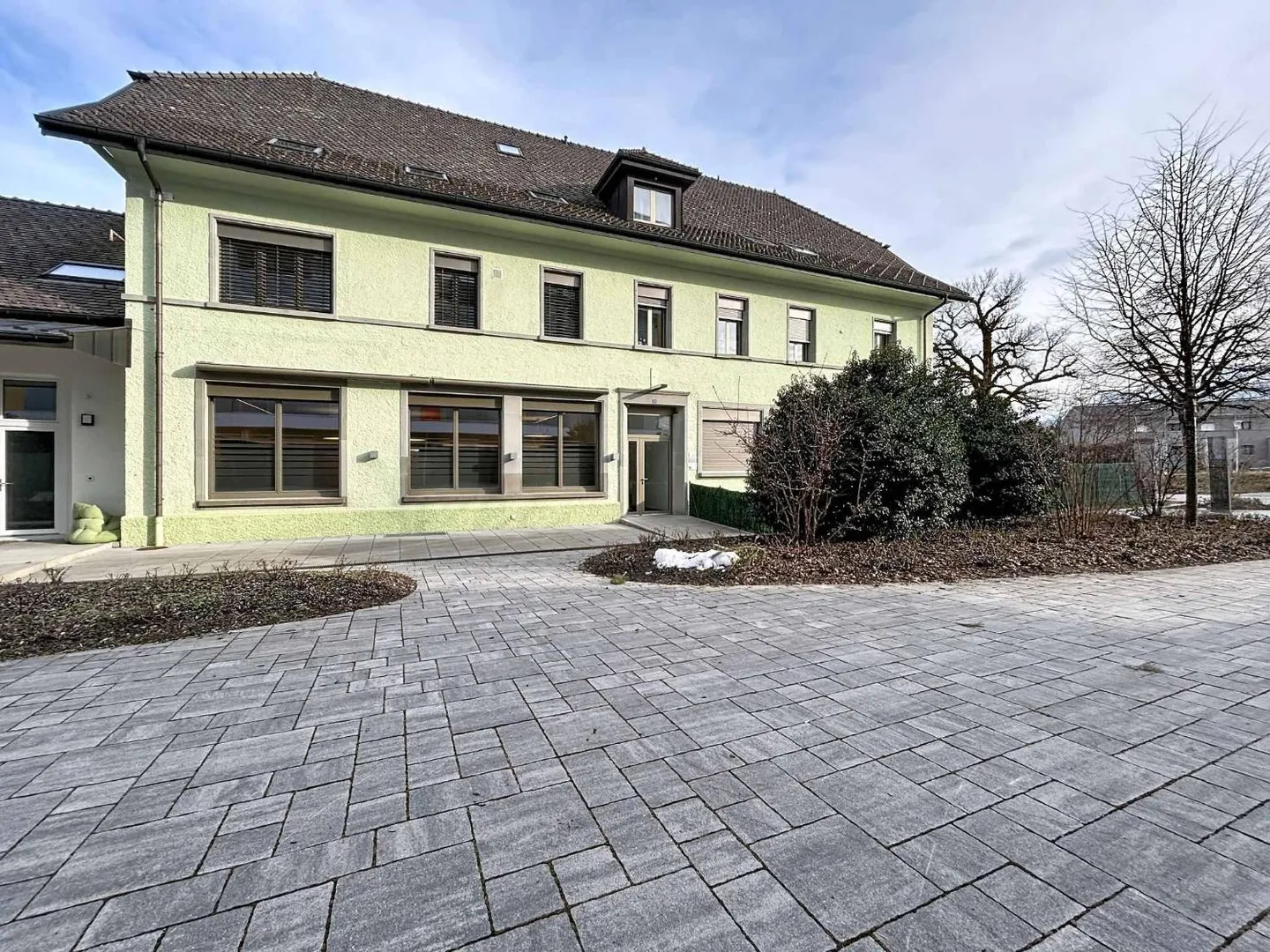 Surface de 98 m² habitables avec terrasse, espace polyvalent à fort potentiel - Photo 8 sur 8