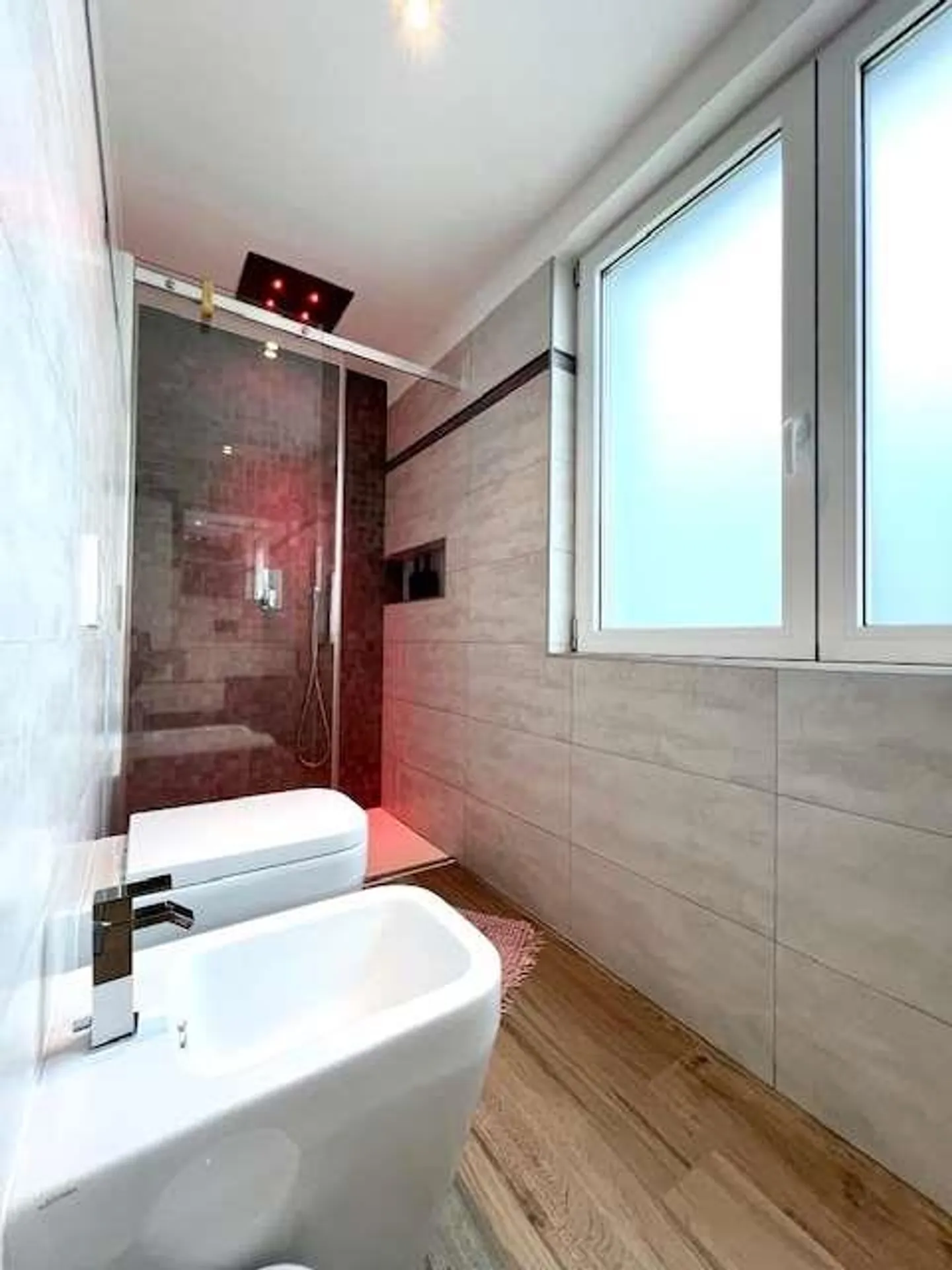 Casa bifamiliare elegante con giardino - Foto 11 di 13