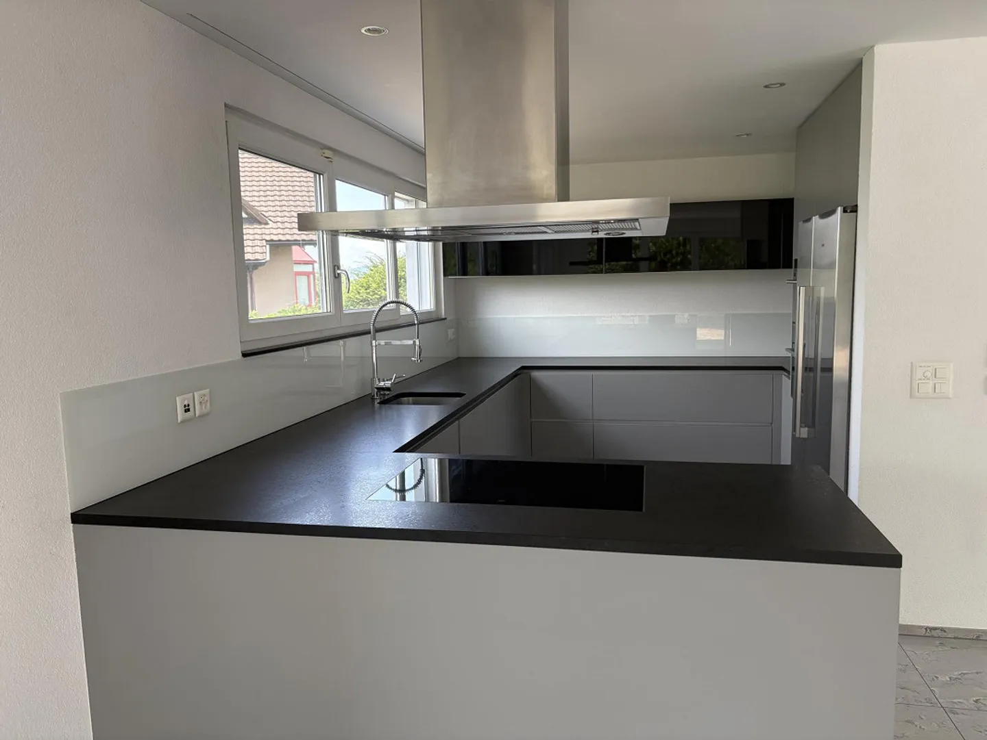Quiet, spacious and sunny living with lake view - Photo 4 of 22