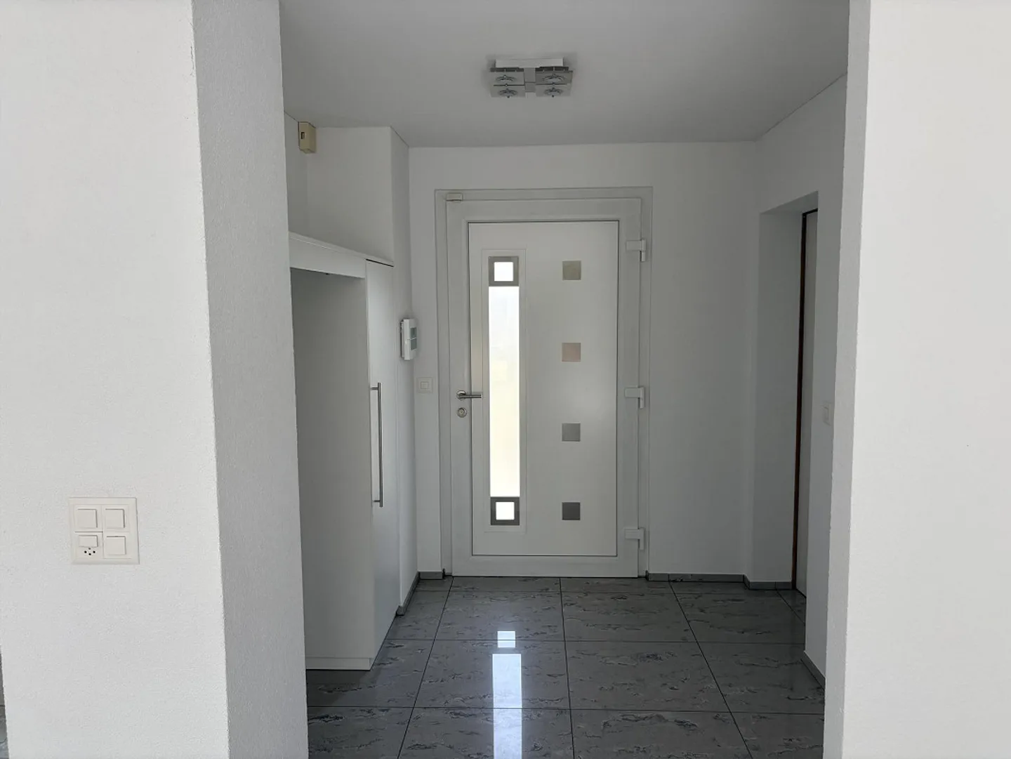 Quiet, spacious and sunny living with lake view - Photo 6 of 22