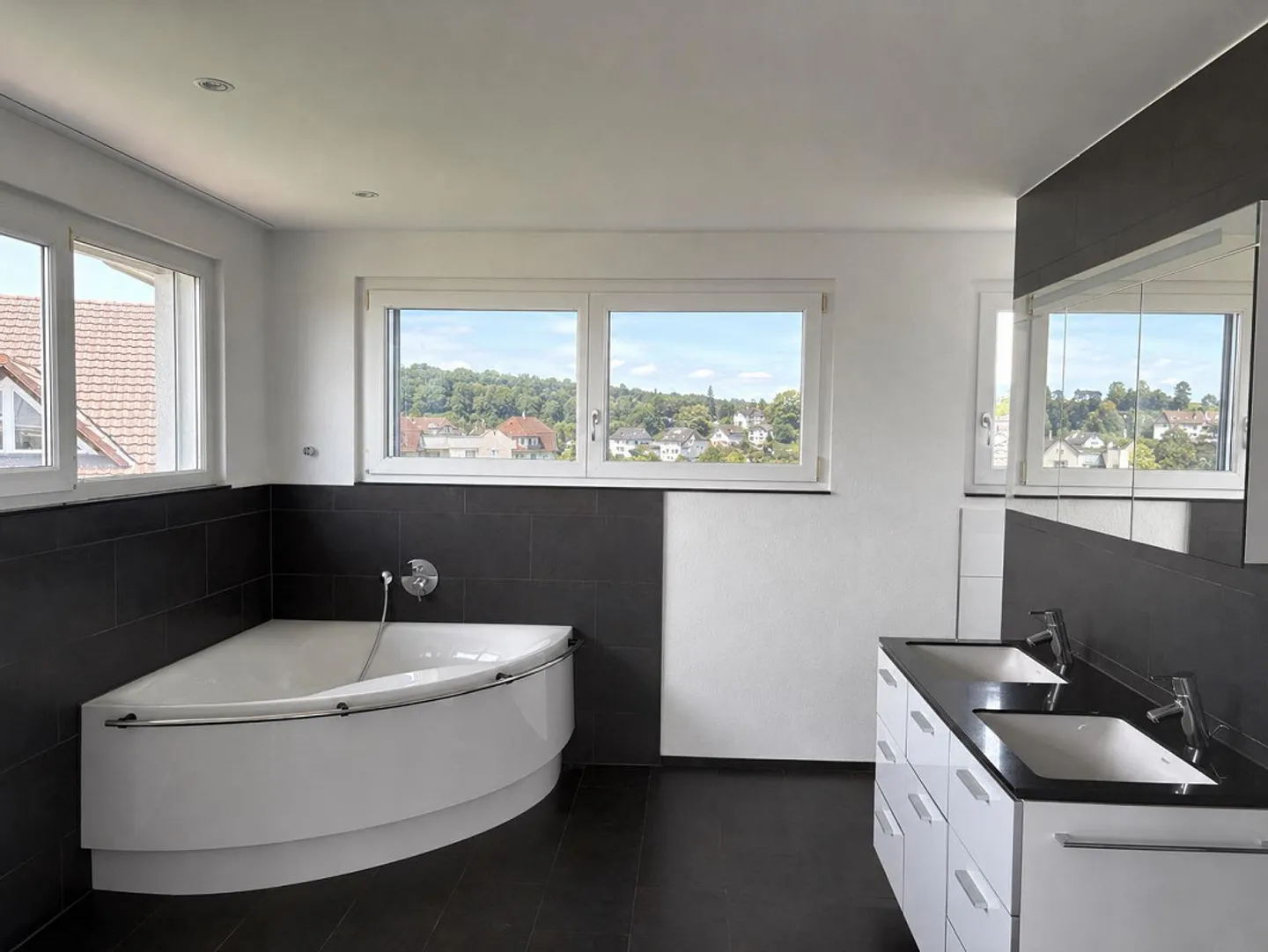 Quiet, spacious and sunny living with lake view - Photo 9 of 22