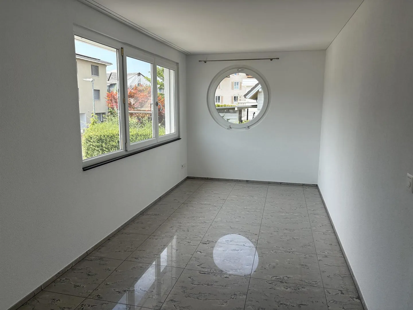 Quiet, spacious and sunny living with lake view - Photo 10 of 22