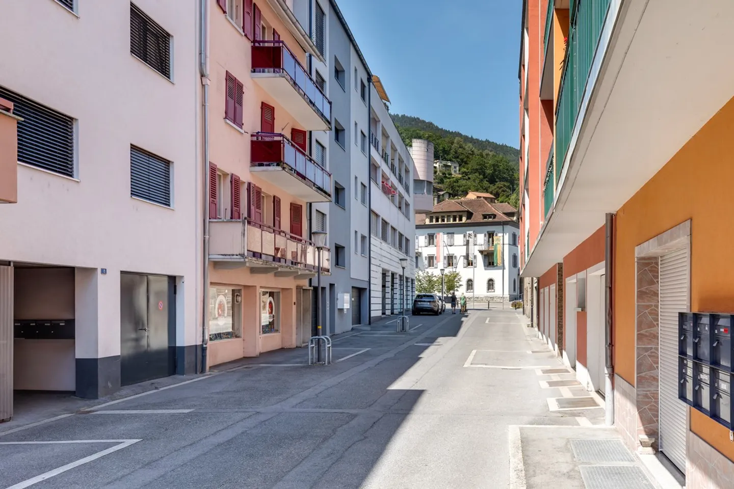 Mixed-use building with arcade and 4 apartments in the city center of Monthey - Photo 1 of 10