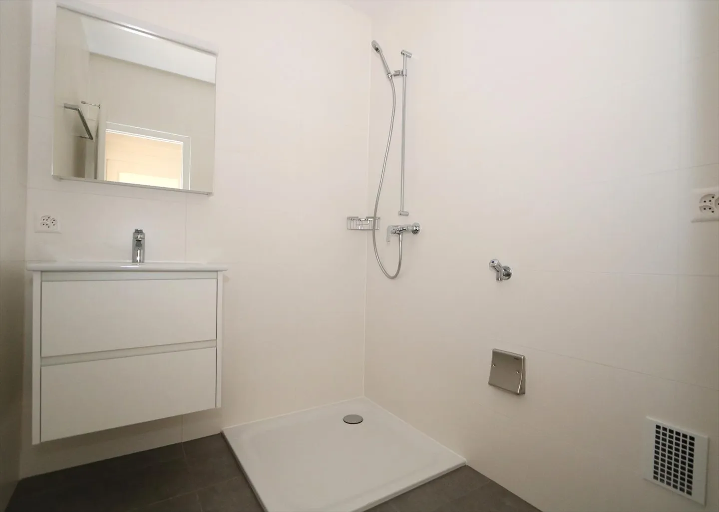 Appartamento con 3 camere e balcone a Plainpalais - Foto 7 di 11