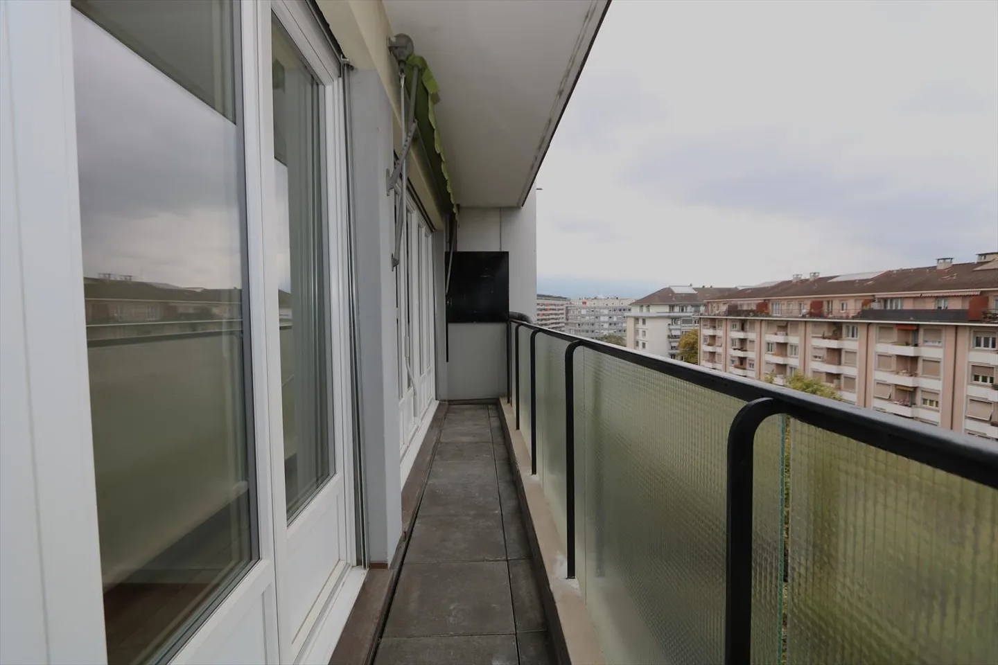 Appartamento con 3 camere e balcone a Plainpalais - Foto 9 di 11