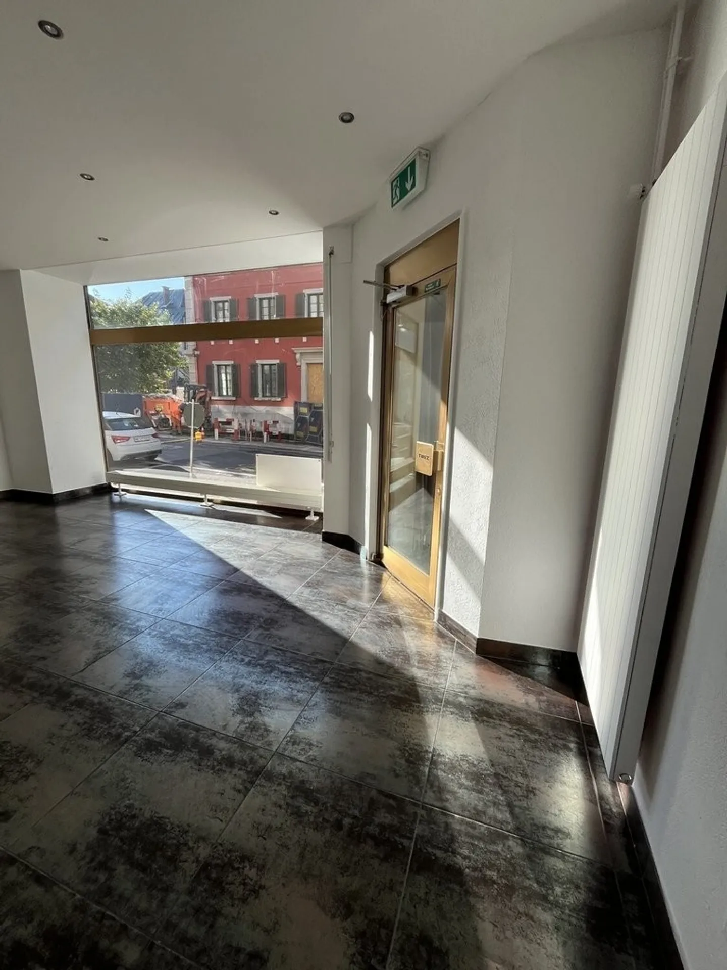 LOCALE AL PIANO TERRA CON VETRINA - Foto 1 di 3