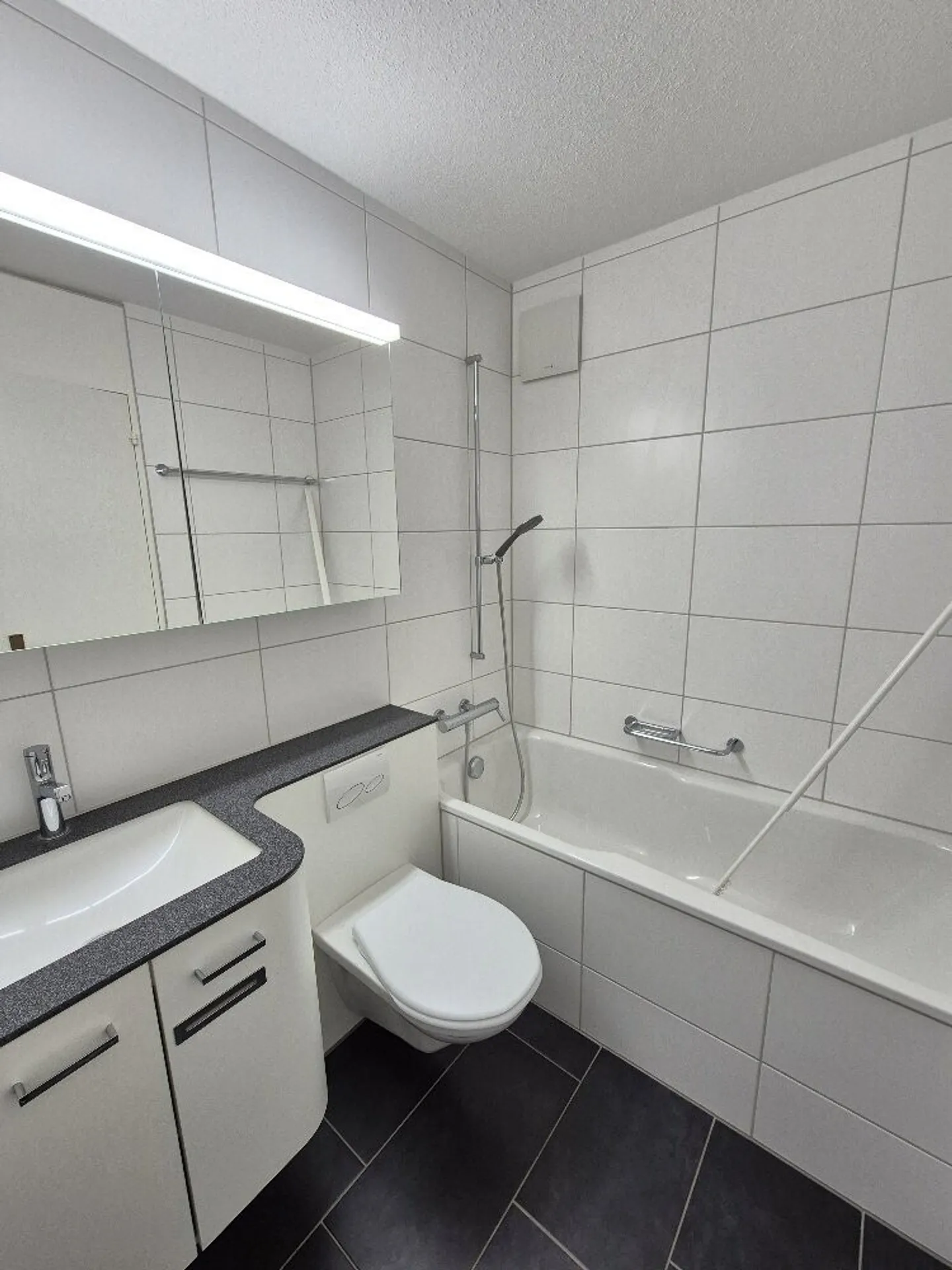 Modernes Apartment mit Balkon - Foto 6 von 7