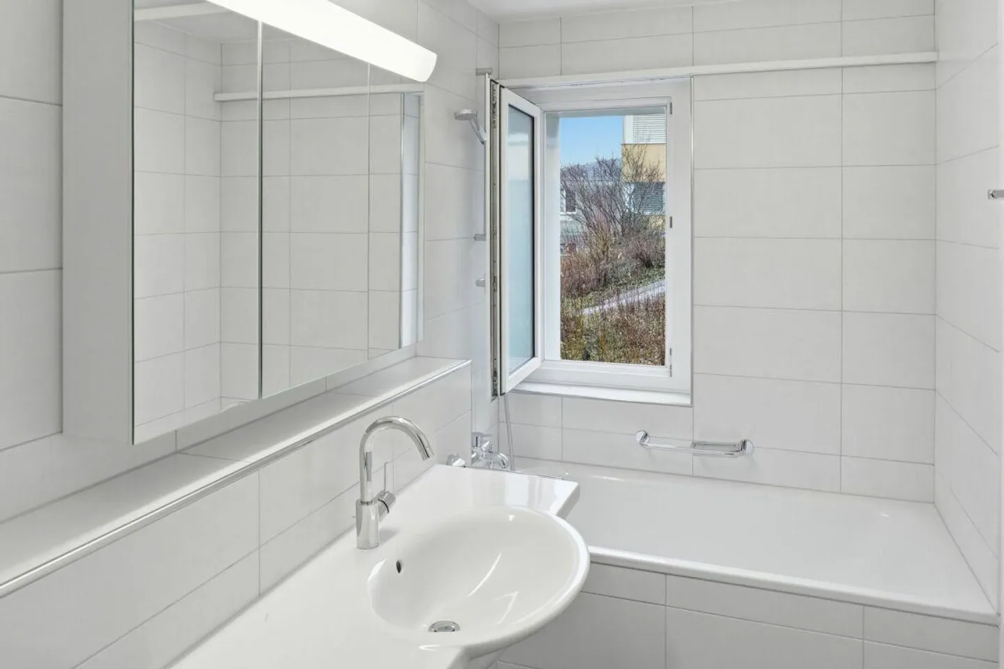 Moderne 4.5-Zimmer-Wohnung mit grossem Balkon nähe Wil - ab sofort frei! - Foto 9 von 14