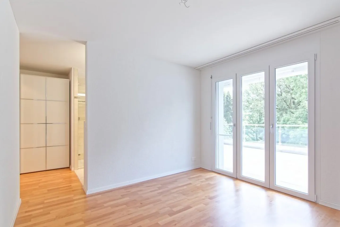 Condominio moderno di 4,5 stanze in una posizione tranquilla - Foto 2 di 4