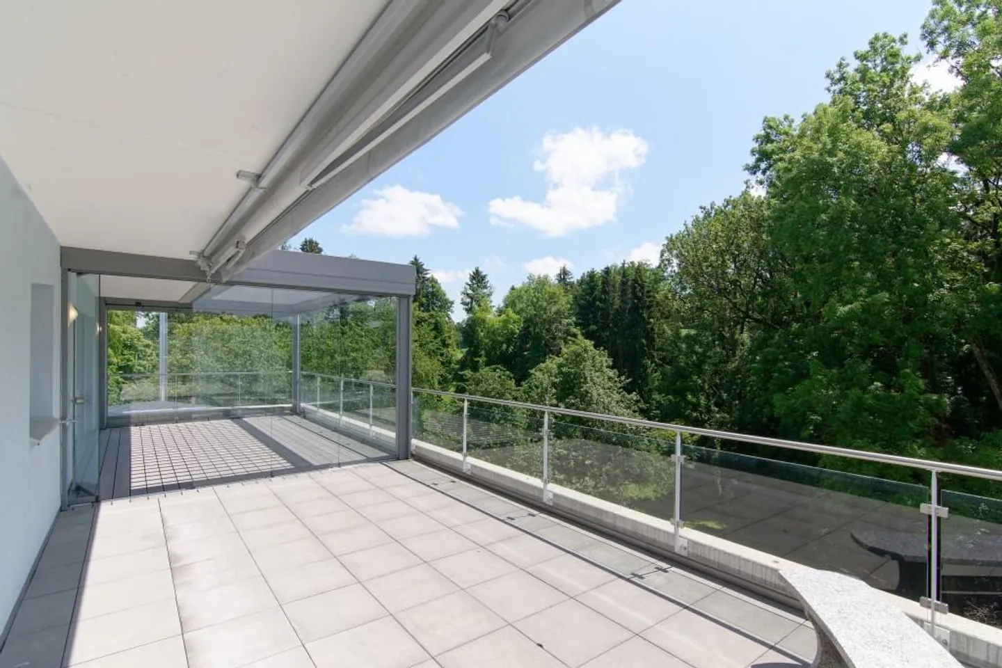 Condominio moderno di 4,5 stanze in una posizione tranquilla - Foto 3 di 4