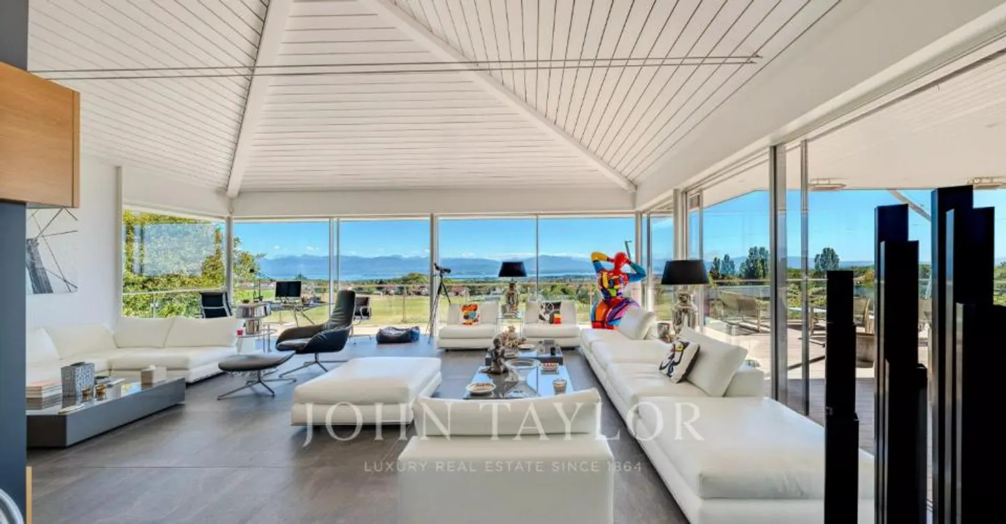 Contemporary villa with a spectacular view of Lake Geneva - Photo 2 of 12