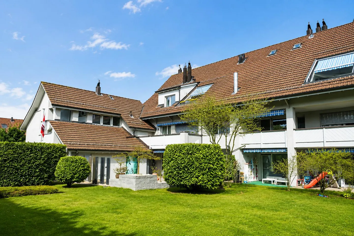 Appartement spacieux et lumineux de 4.5 pièces avec deux balcons à Bassersdorf - Photo 1 sur 12