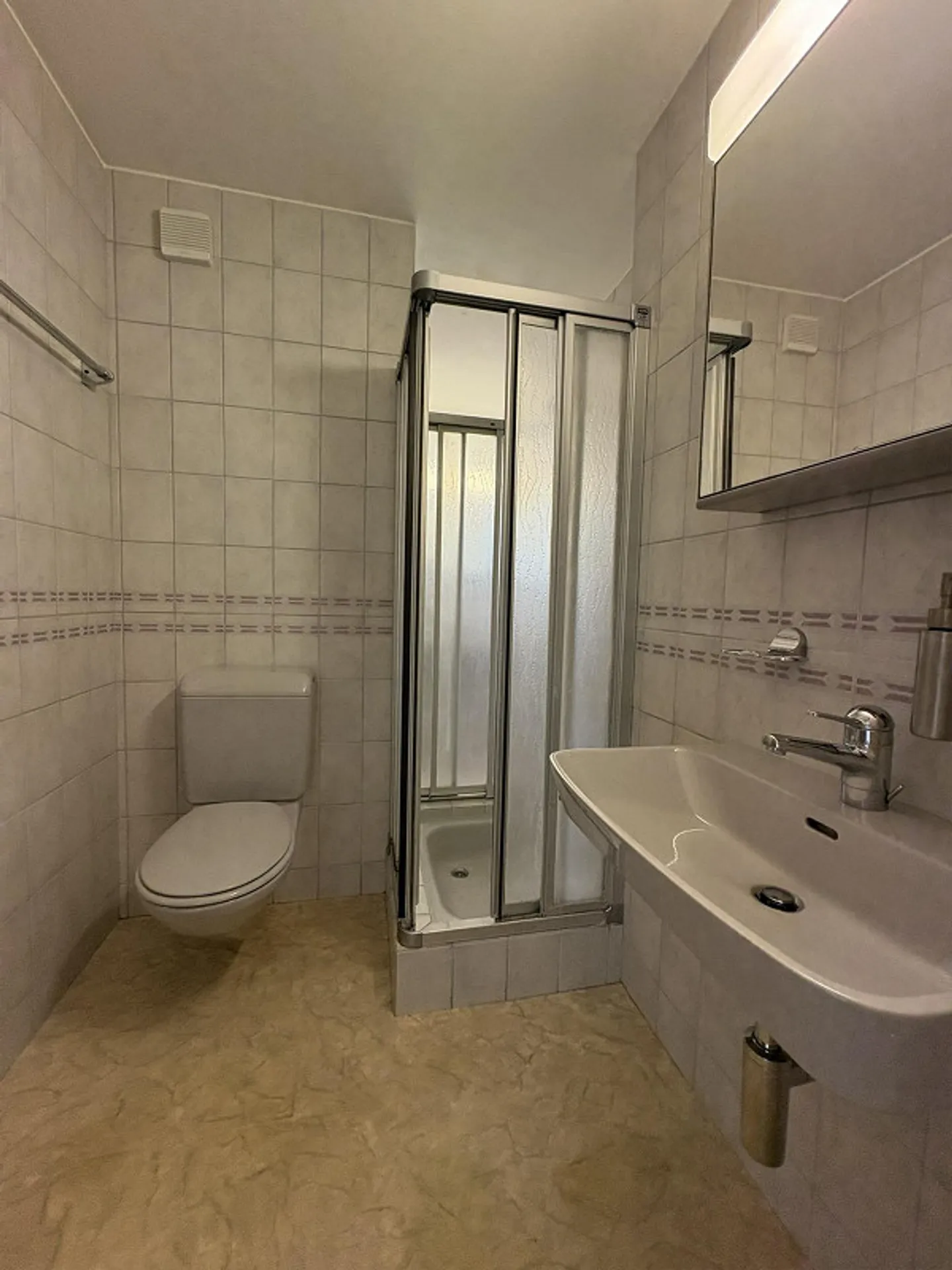 Appartement spacieux et lumineux de 4.5 pièces avec deux balcons à Bassersdorf - Photo 8 sur 12