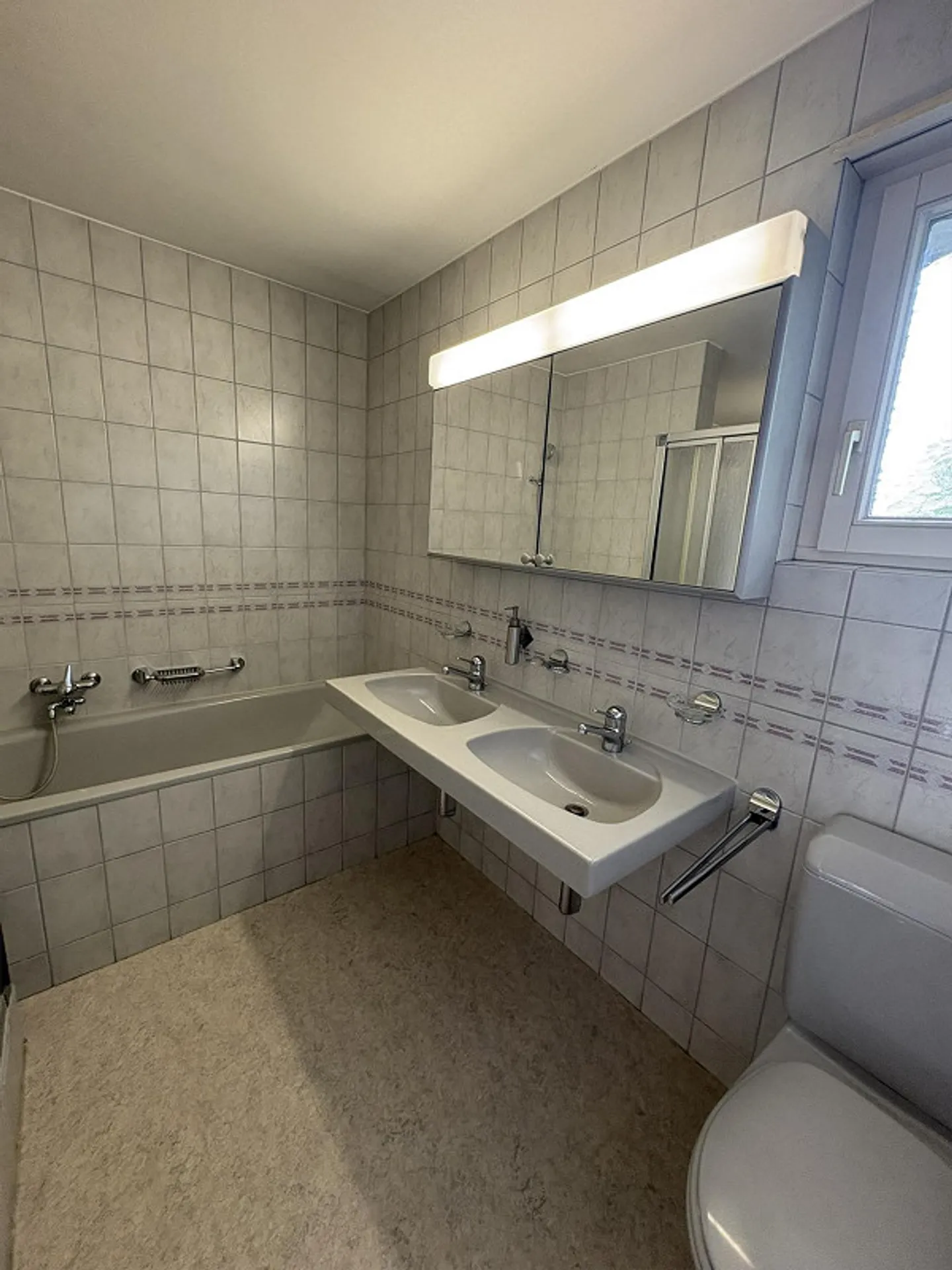 Appartement spacieux et lumineux de 4.5 pièces avec deux balcons à Bassersdorf - Photo 11 sur 12