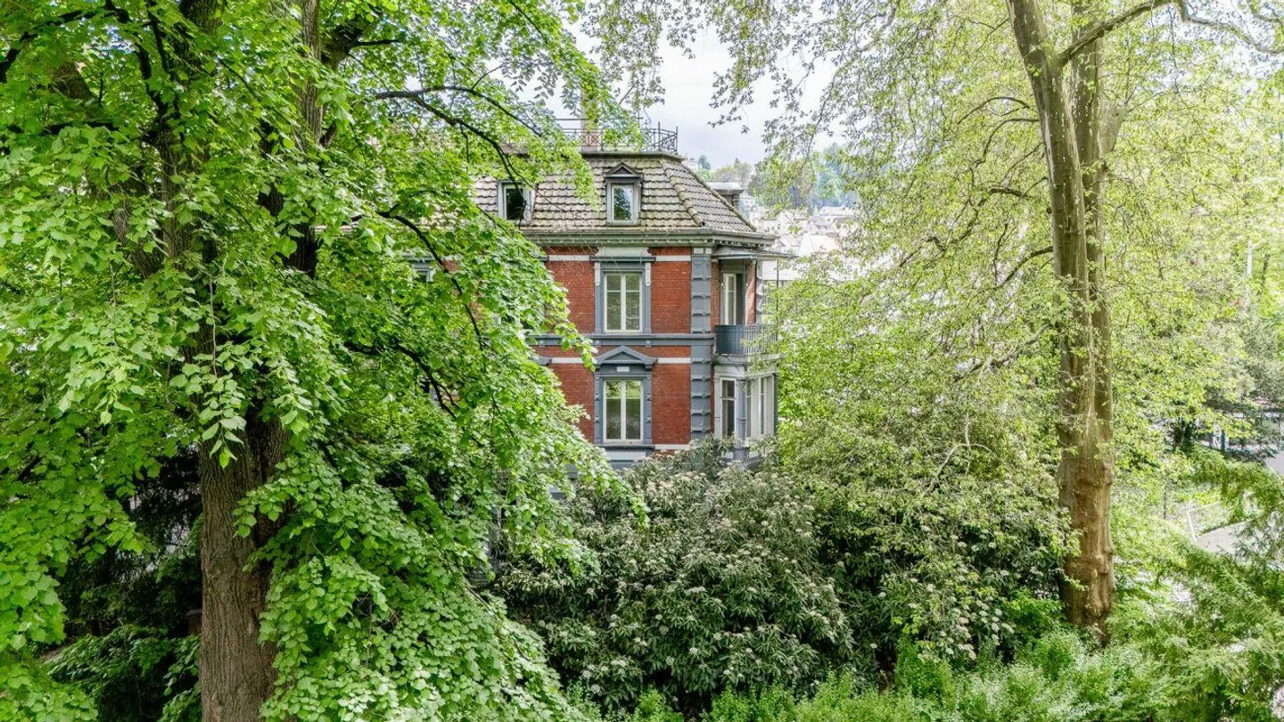 "AM STADTPARK" - 3.5-Zimmer Dachwohnung mit privater Dachterrasse  - Urbanes Wohnen am grünen Puls der Stadt - Foto 1 von 7