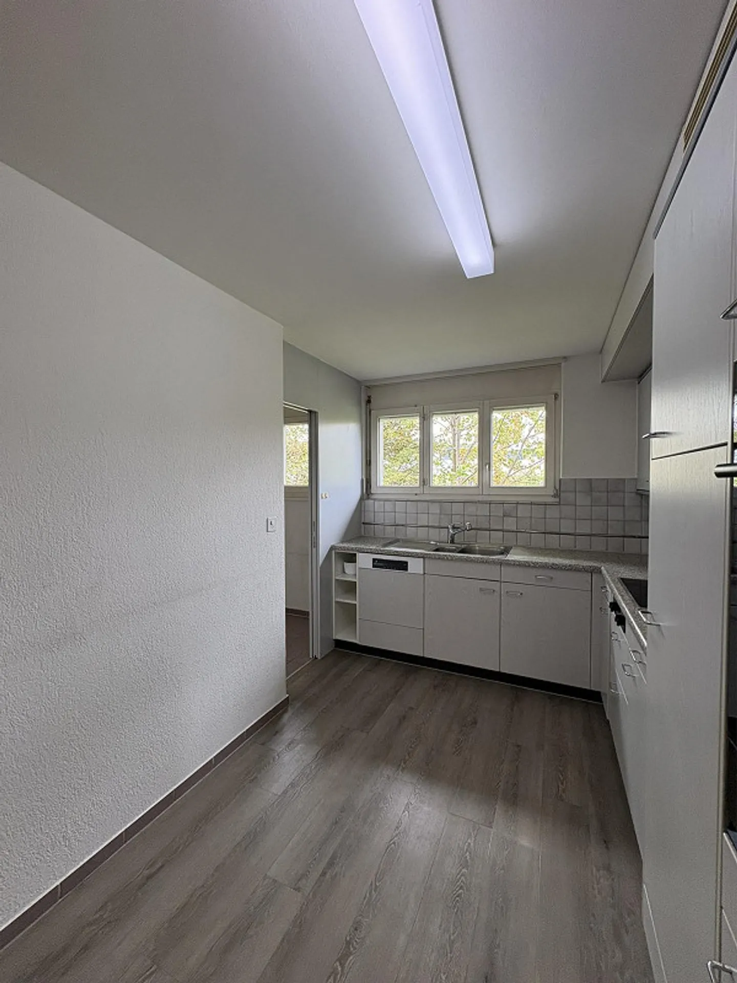 Appartement spacieux et lumineux de 4.5 pièces avec deux balcons à Bassersdorf - Photo 5 sur 12