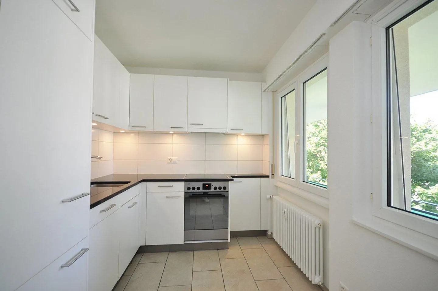 Charming 3-room apartment with balcony in the popular Iselin district - Photo 1 of 8