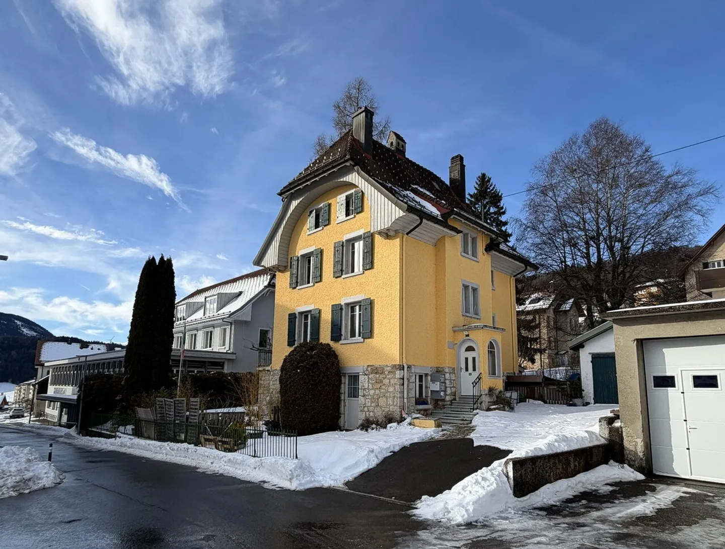 Mietshaus mit 4 Wohnungen und 1 Garage im Zentrum von Ste-Croix - Foto 1 von 22