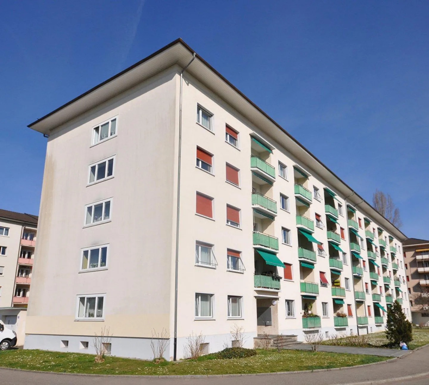 Charming 3-room apartment with balcony in the popular Iselin district - Photo 7 of 8