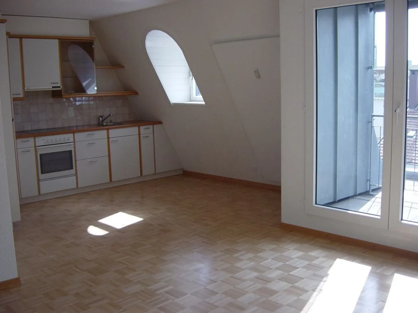 Ampio appartamento mansardato di 3,5 locali in centro città - Foto 2 di 5