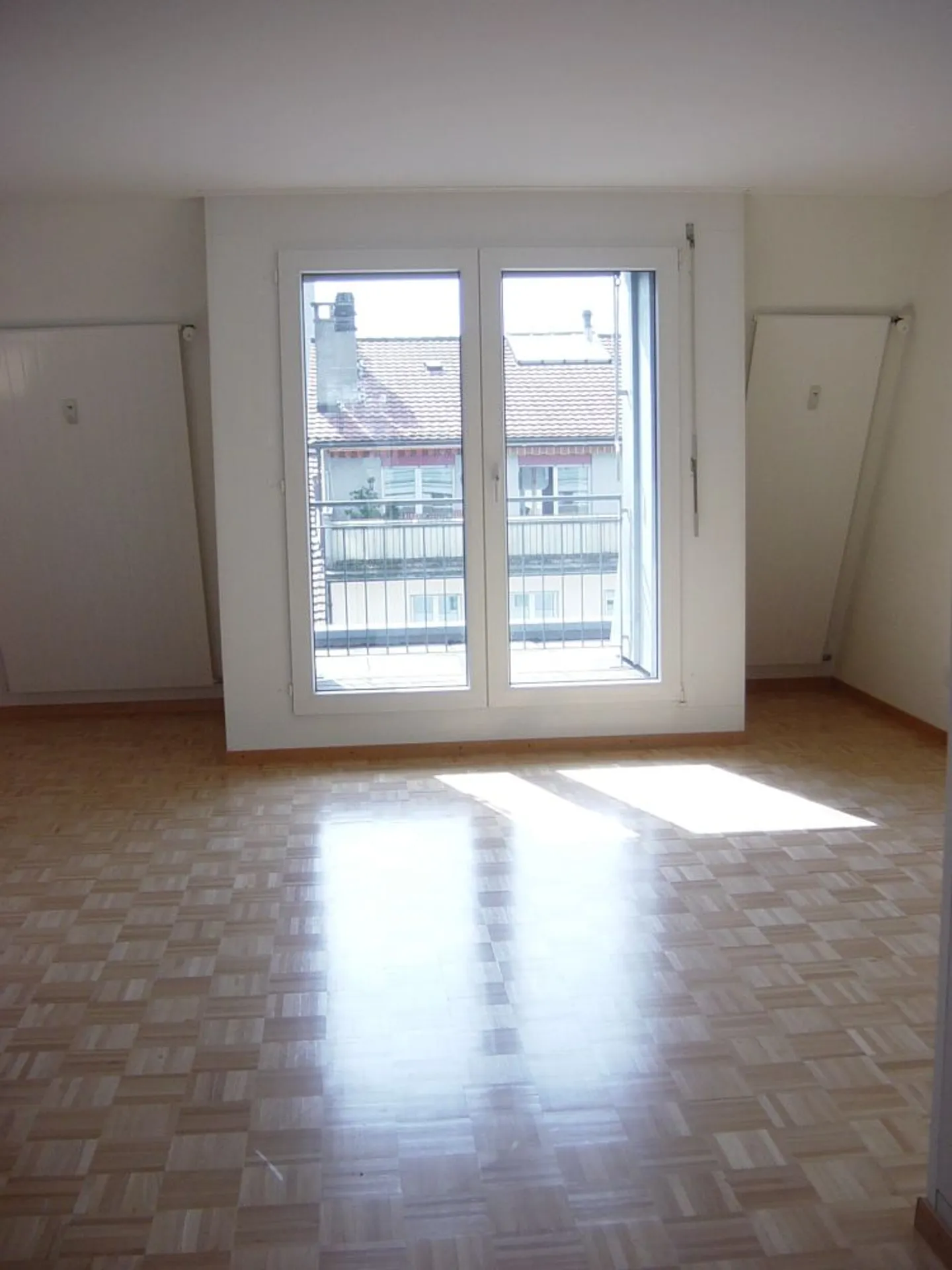 Ampio appartamento mansardato di 3,5 locali in centro città - Foto 3 di 5