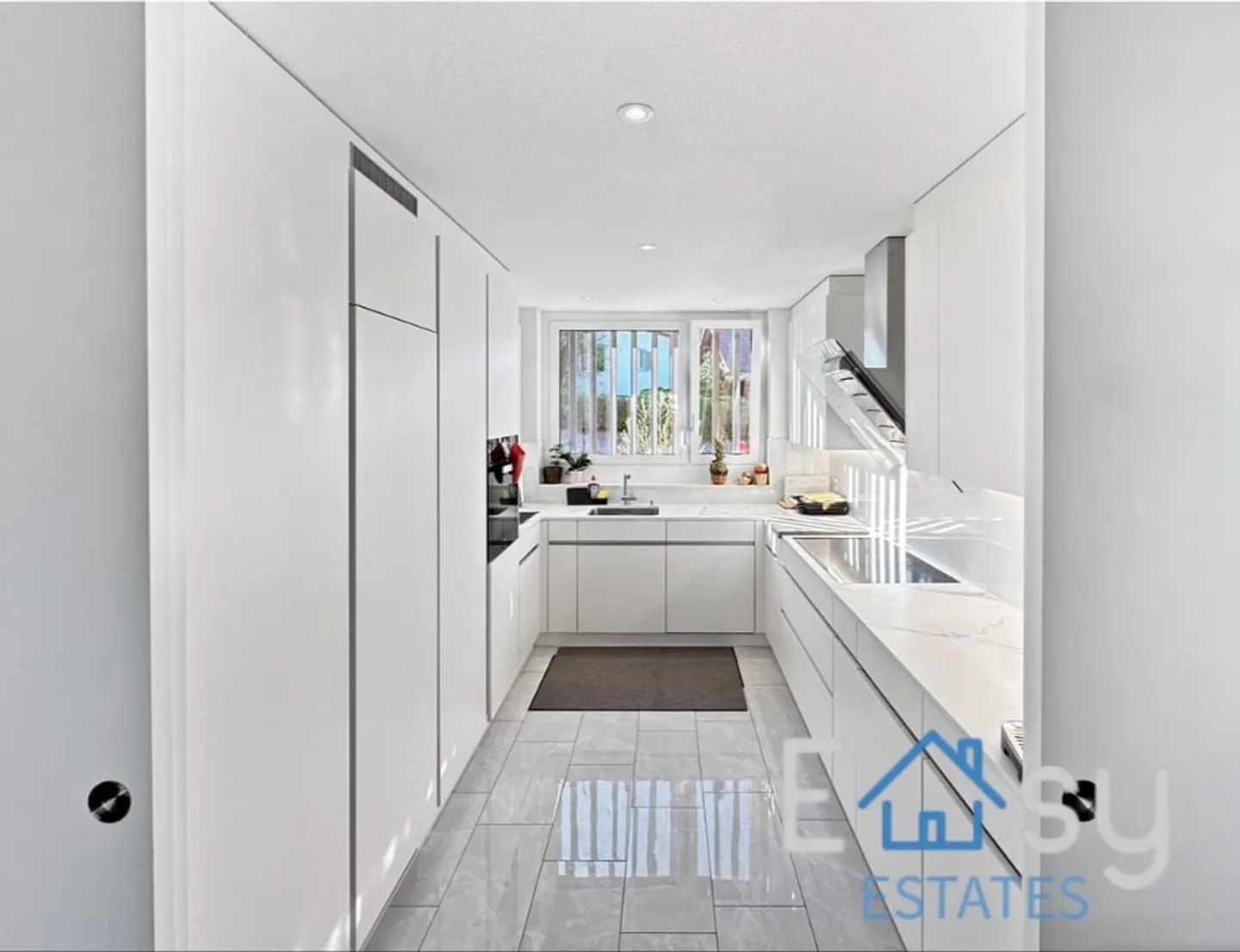 Spaziosa casa a schiera su 3 piani con 6,5 locali, parcheggio sotterraneo e grande comfort - Foto 3 di 7