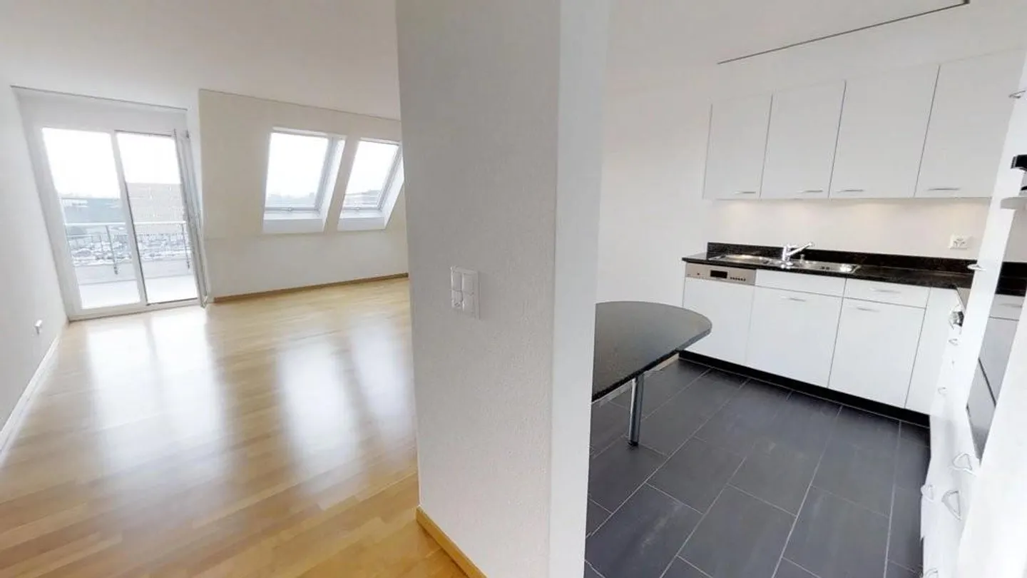 Geräumige Dachwohnung mit Balkon - Foto 3 von 7