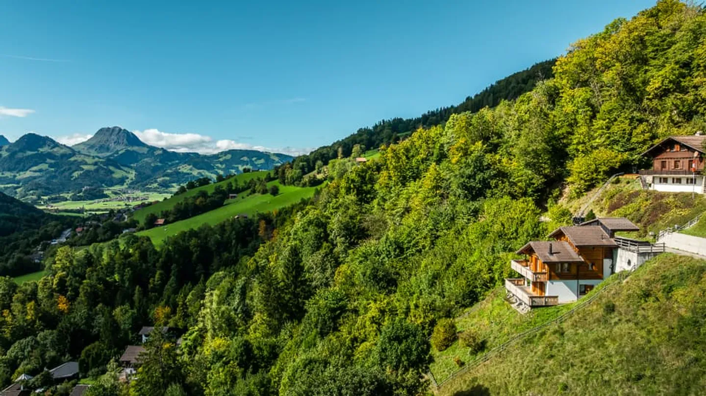 Between Lake and Mountains: a Chalet, a View, a Life - Photo 1 of 11