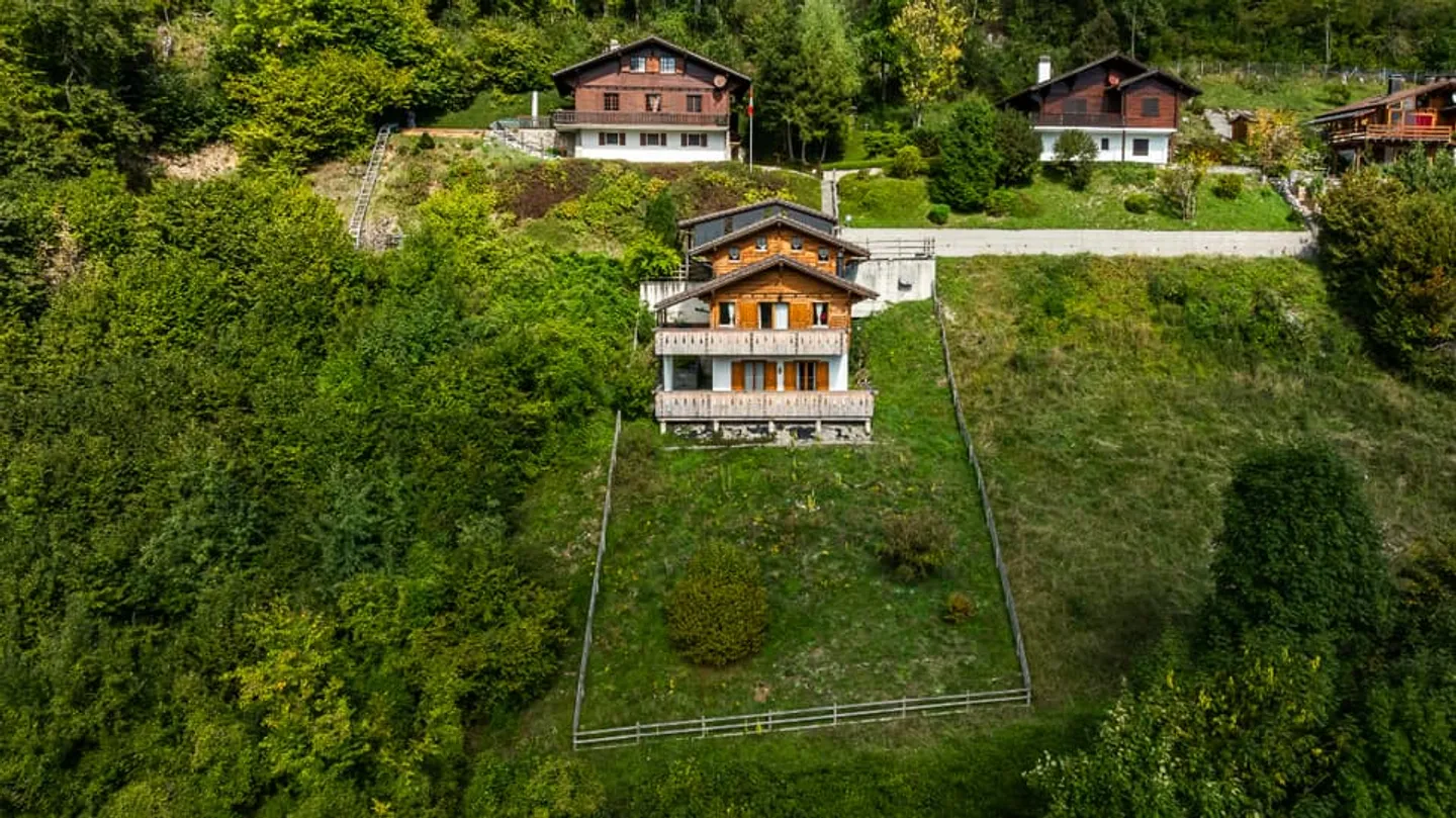 Between Lake and Mountains: a Chalet, a View, a Life - Photo 3 of 11
