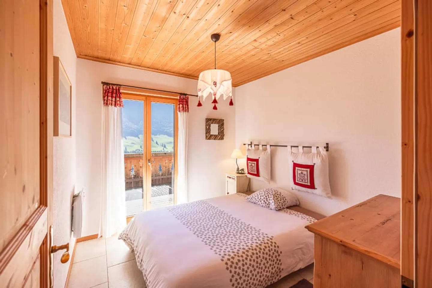 Between Lake and Mountains: a Chalet, a View, a Life - Photo 7 of 11