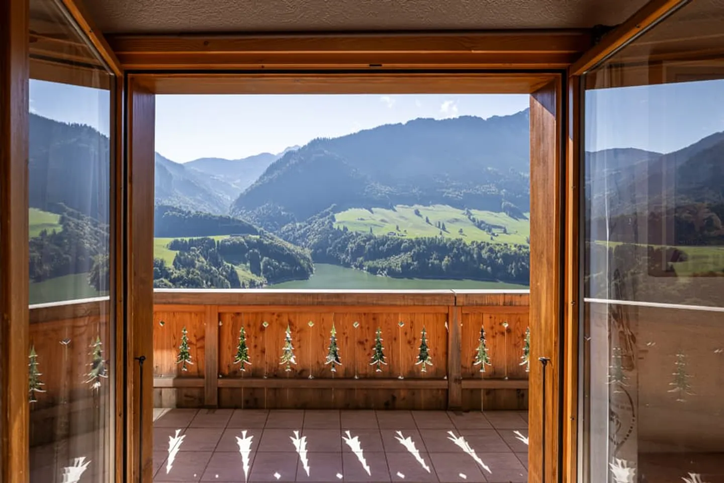 Between Lake and Mountains: a Chalet, a View, a Life - Photo 10 of 11