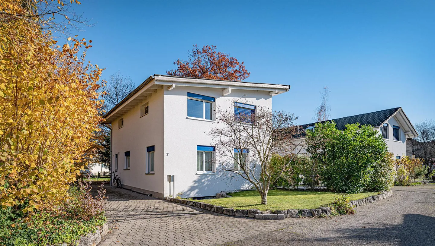 MODERNES, KOMPAKTES UND FREISTEHENDES EINFAMILIENHAUS - Foto 1 von 8