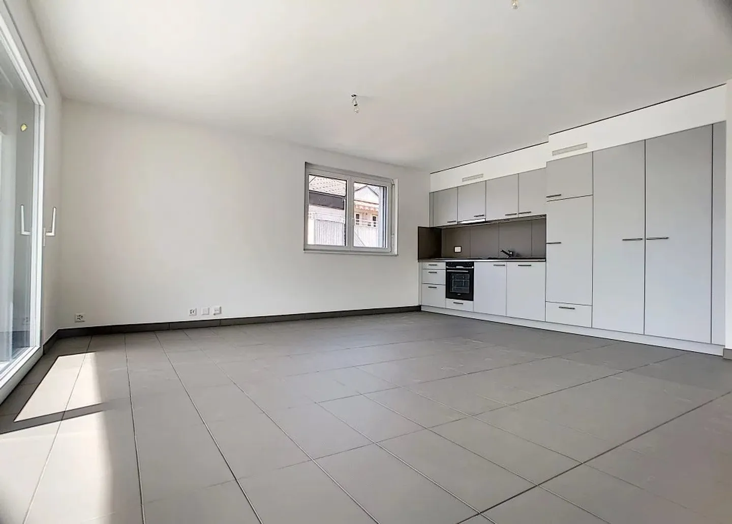 2.5 Room Apartment - Photo 2 of 7