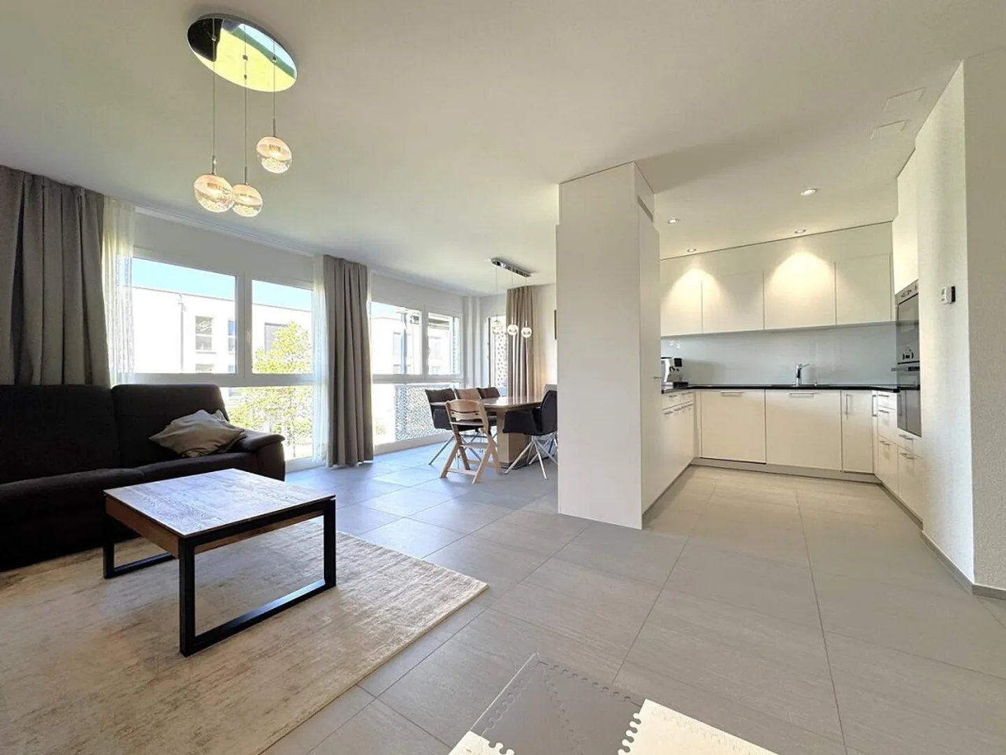 Grosszügige, moderne 4.5-Zimmer-Wohnung an attraktiver Lage - Foto 3 di 11