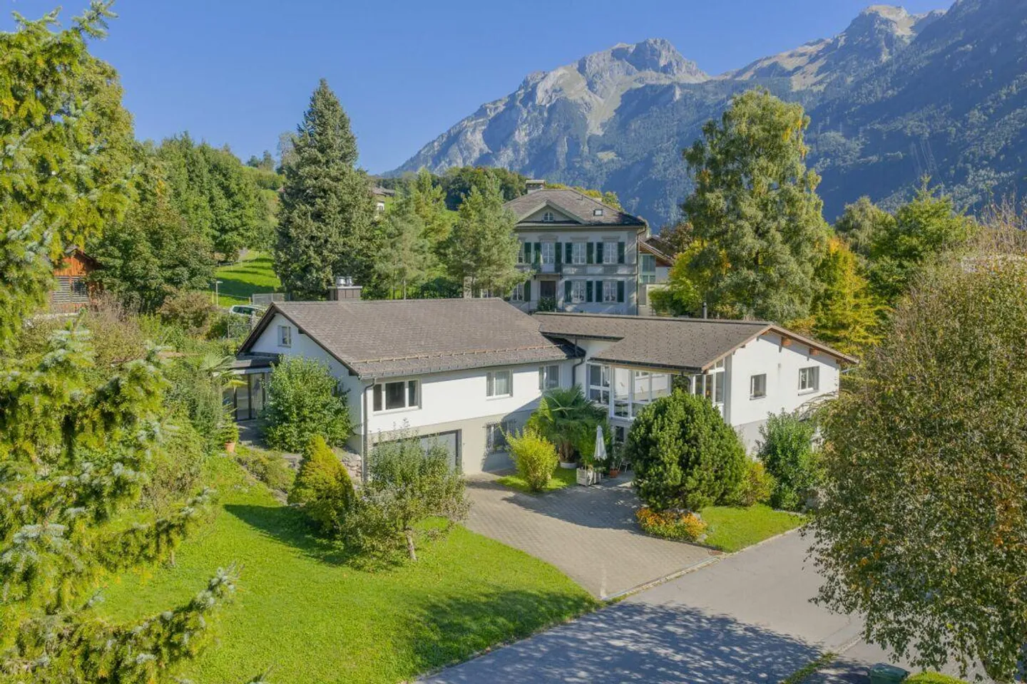 Casa bifamiliare con vista sul Tödi - Foto 1 di 18