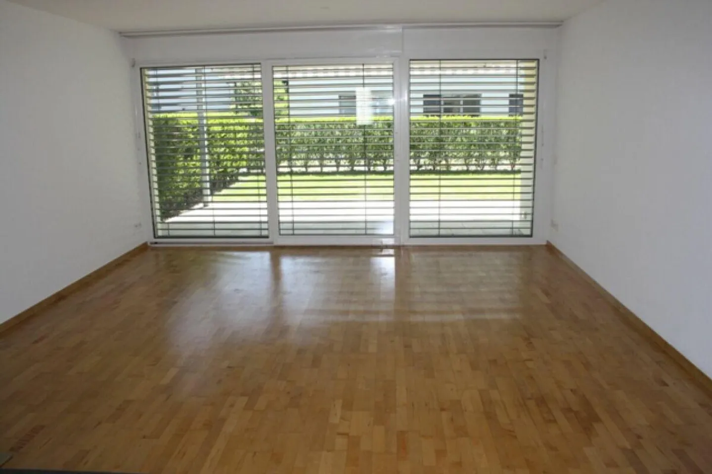 Spacious 4 1/2 Room Ground Floor Apartment - Photo 4 of 11