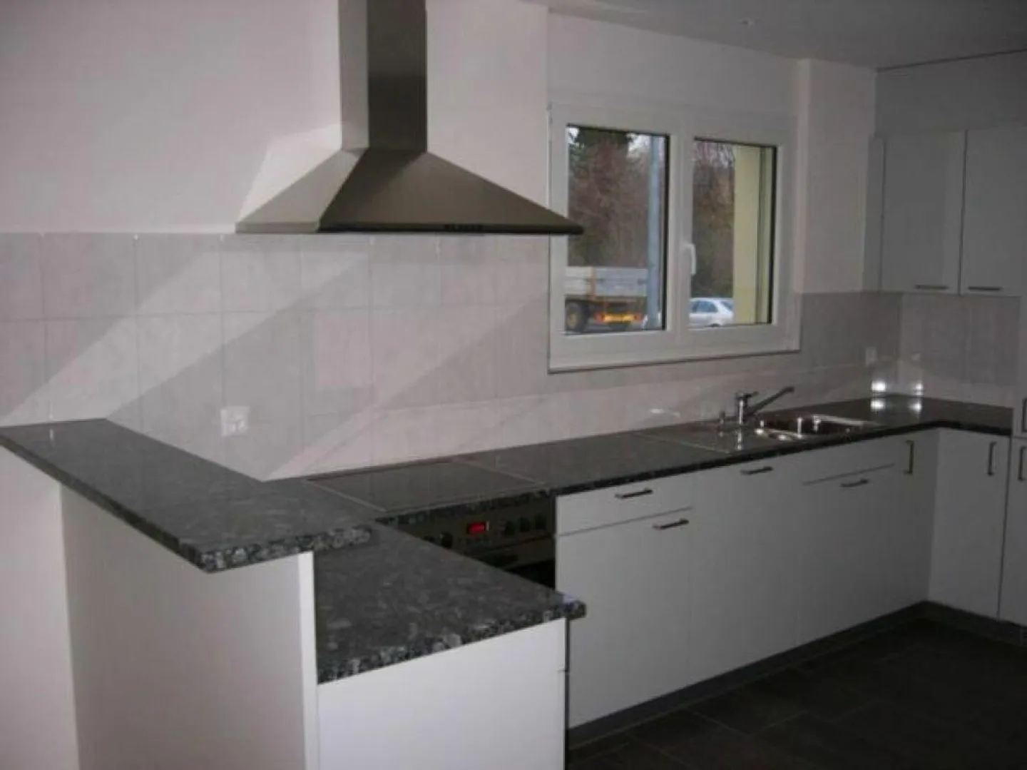 Spacious 4 1/2 Room Ground Floor Apartment - Photo 7 of 11