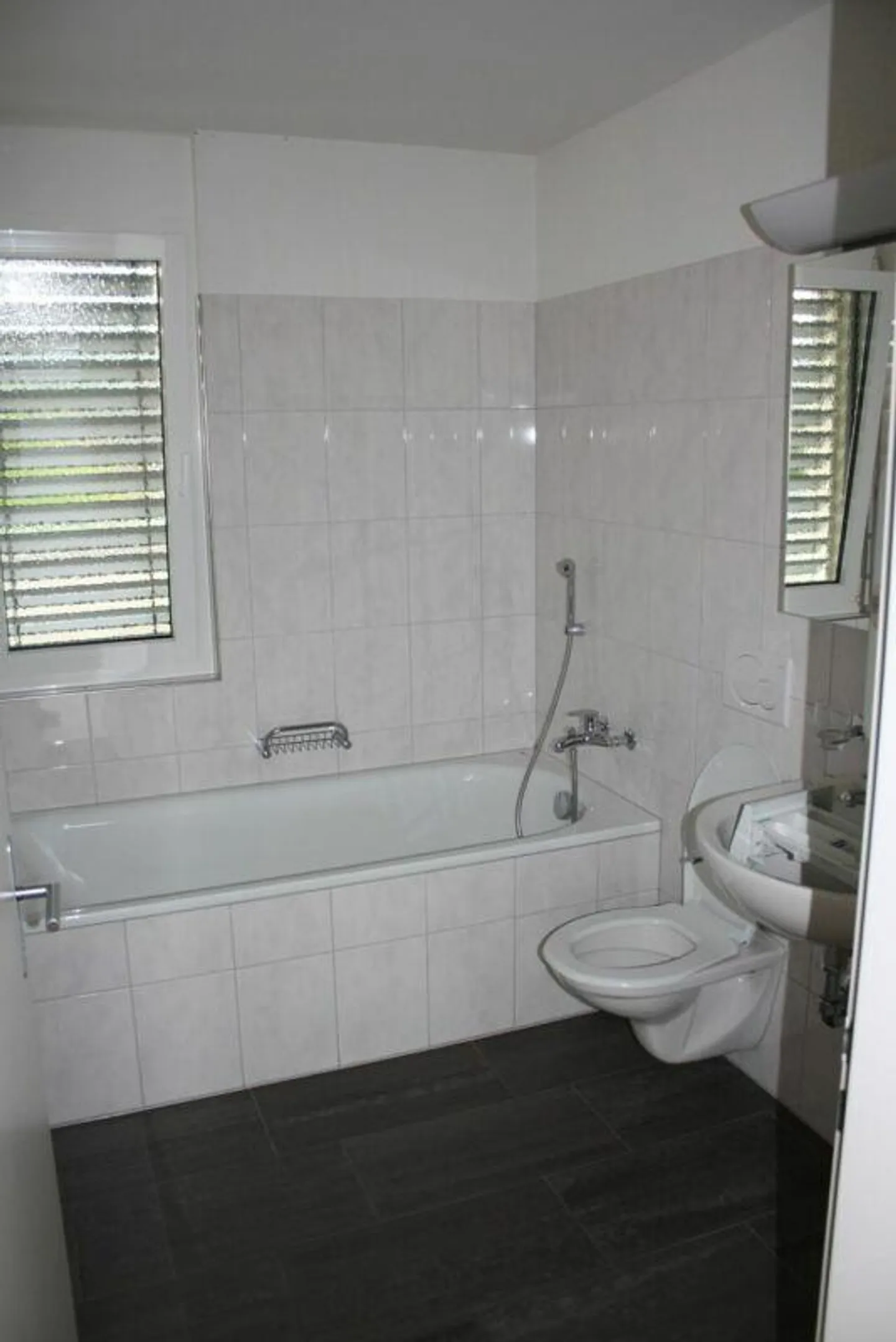 Spacious 4 1/2 Room Ground Floor Apartment - Photo 9 of 11