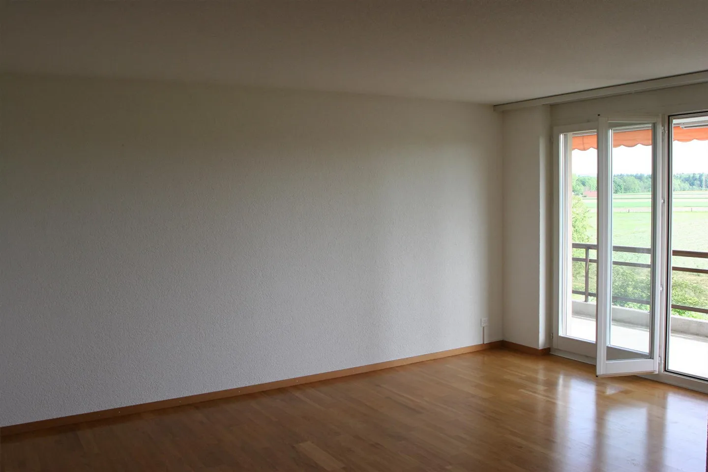 Bel appartement lumineux de 4,5 pièces avec balcon ensoleillé - Photo 3 sur 6