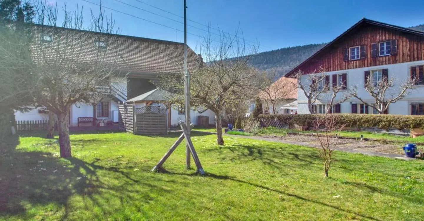 Courtelary, Haus mit 2 Wohnungen, Scheune, Garten, Parkplätze - Foto 2 von 12