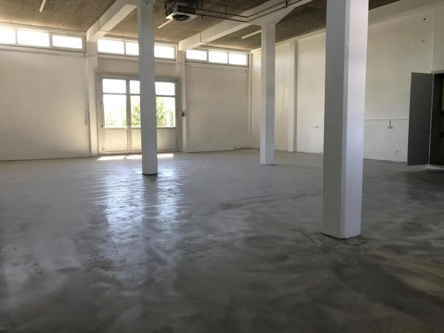 Spazio Commerciale Sicuro a Coppet - Foto 1 di 5