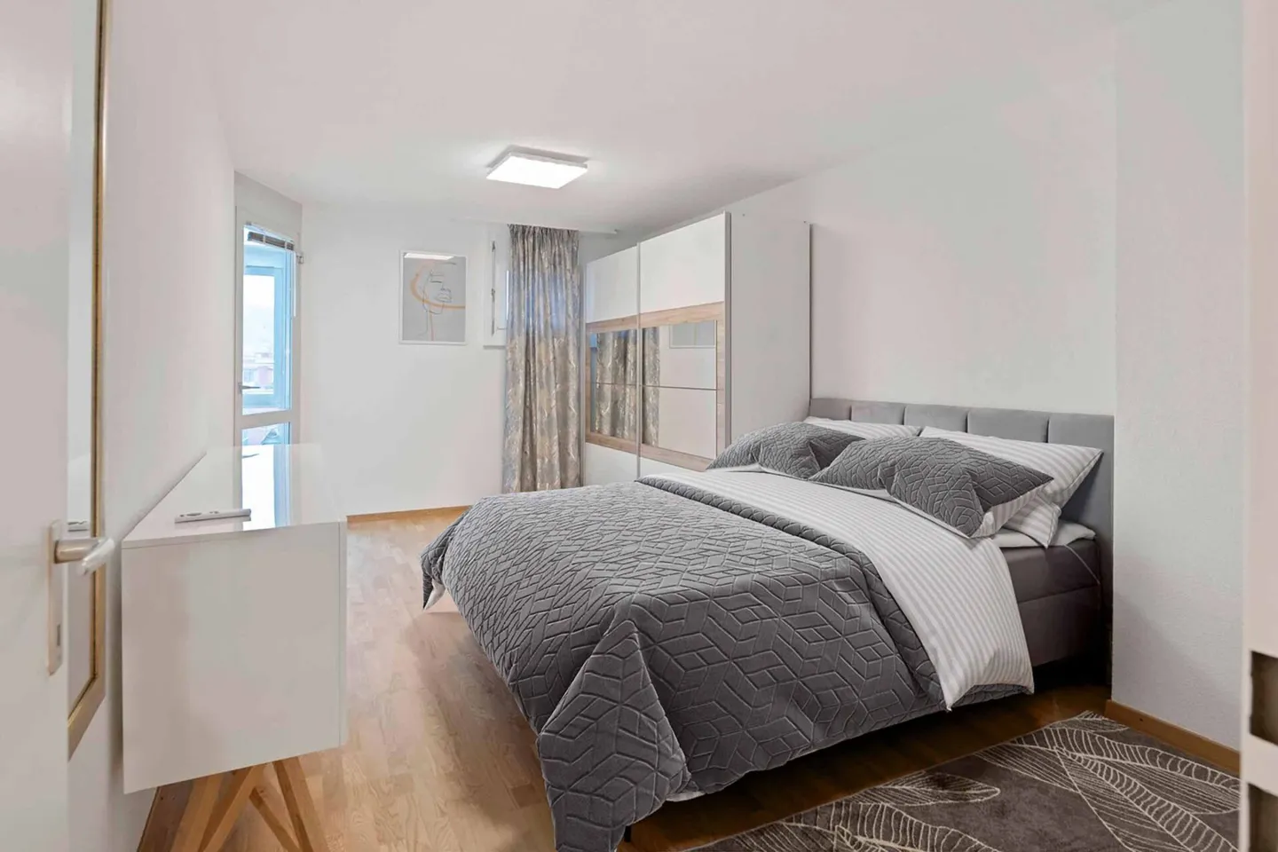 Renovierte Maisonette-Wohnung im Baurecht - Zentral gelegen mit Aussicht und Cheminée - Foto 4 di 10