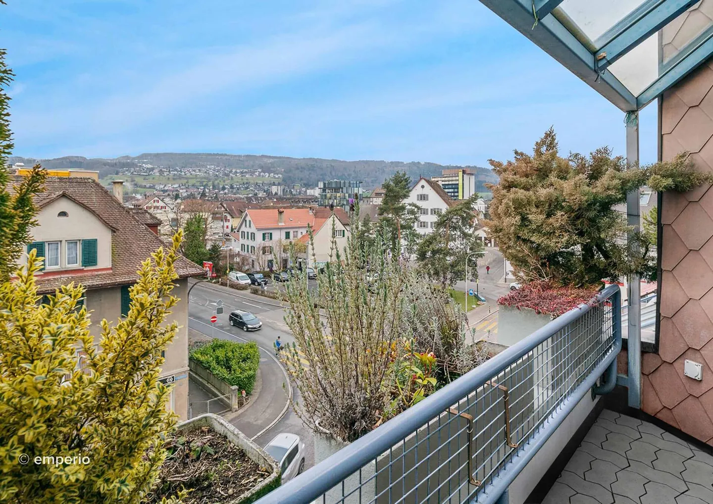 Renovierte Maisonette-Wohnung im Baurecht - Zentral gelegen mit Aussicht und Cheminée - Foto 9 di 10