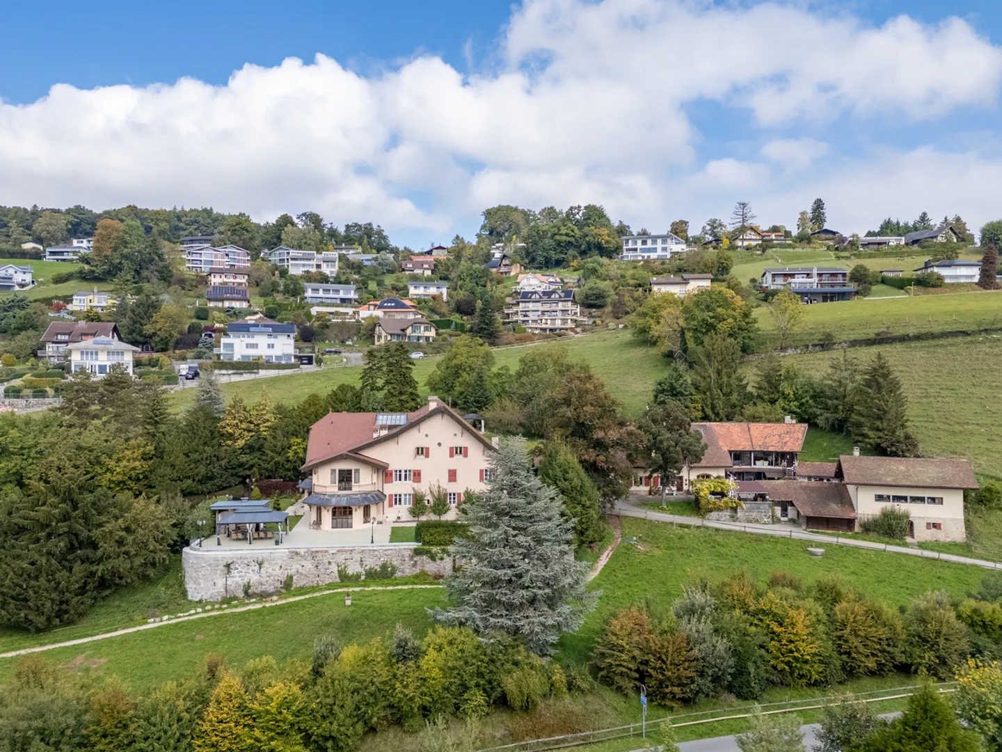 DOMAINE EXCEPTIONNEL AVEC VUE PANORAMIQUE SUR LE LAC - Foto 1 di 13