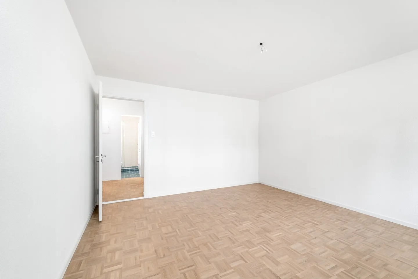 In the Heart of Zurich-Wiedikon - Living at the Pulse of the City - Photo 8 of 12