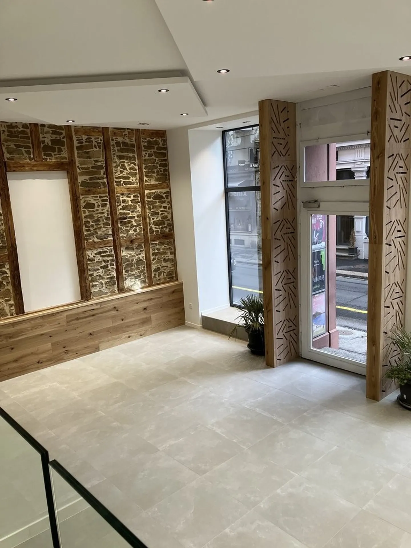 Superb commercial space with windows, fully renovated - Photo 1 of 8