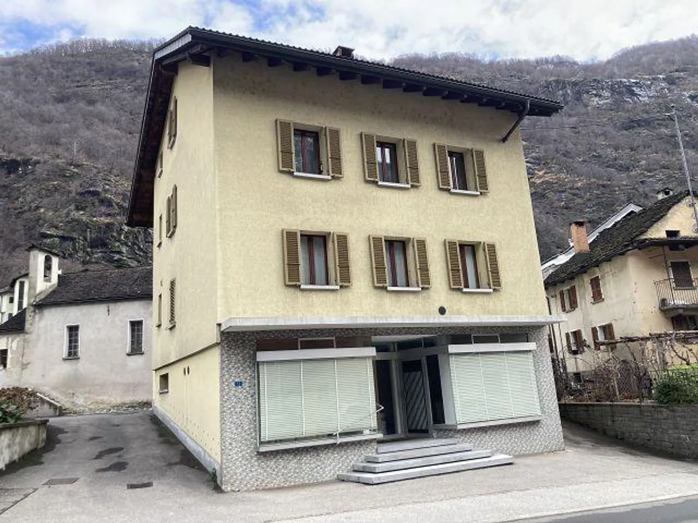 Casa bifamilare con due negozi - Foto 1 di 33