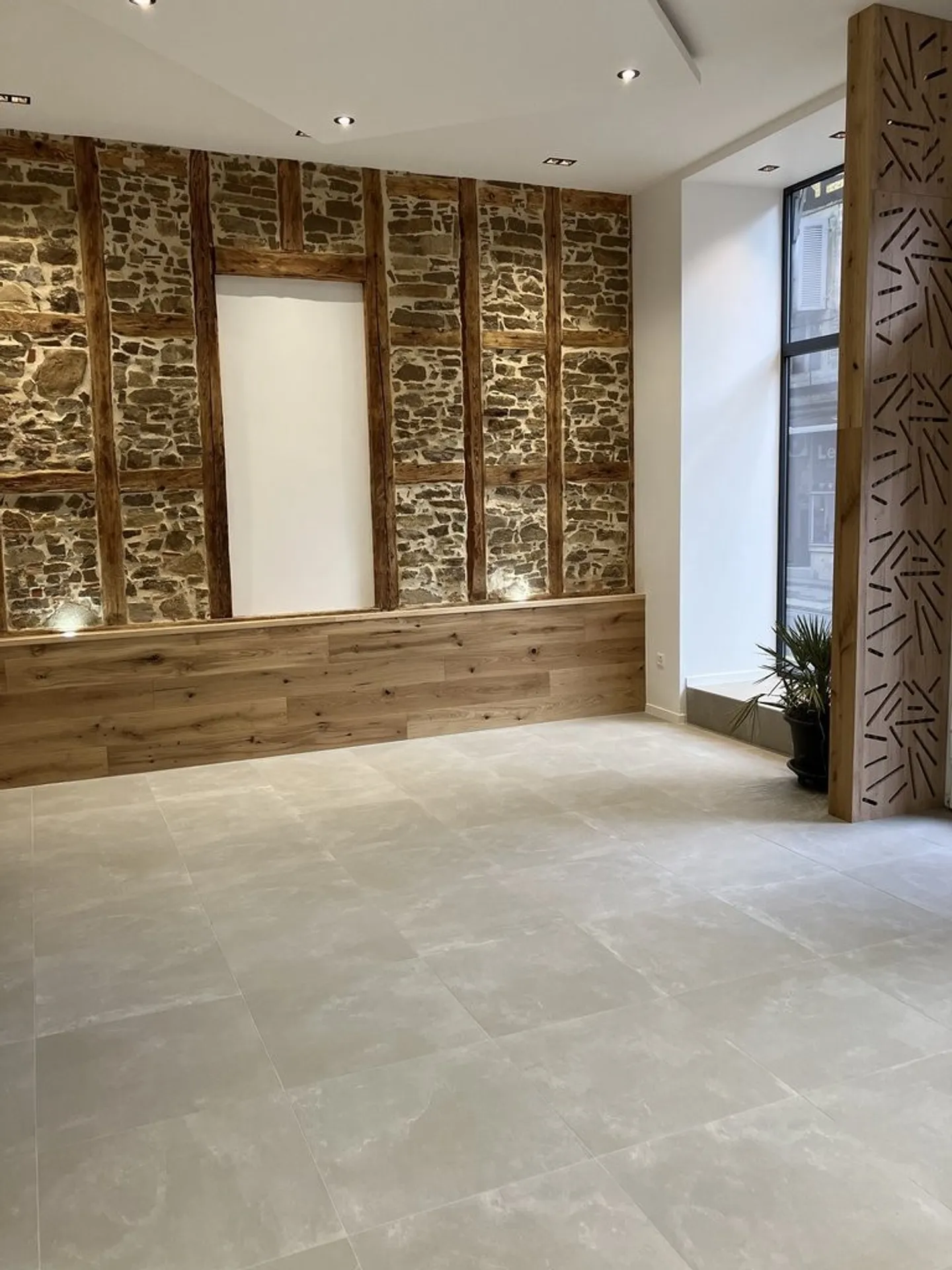 Superb commercial space with windows, fully renovated - Photo 3 of 8