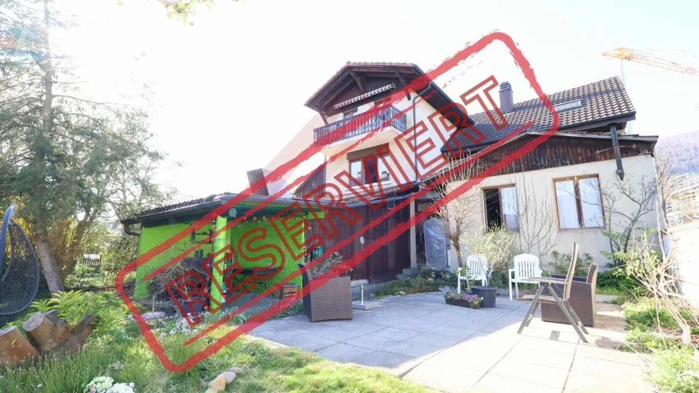 Affascinante casa bifamiliare a Niederbipp - posizione tranquilla, grande giardino e potenziale versatile - Foto 1 di 24