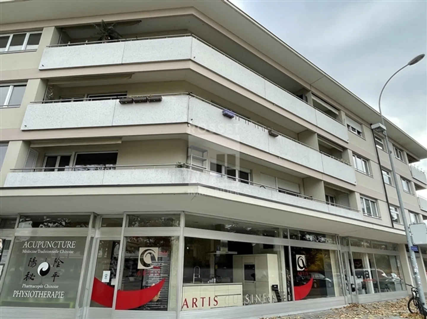 Arcade d'environ 70 m² au rez-de-chaussée - Photo 2 sur 3